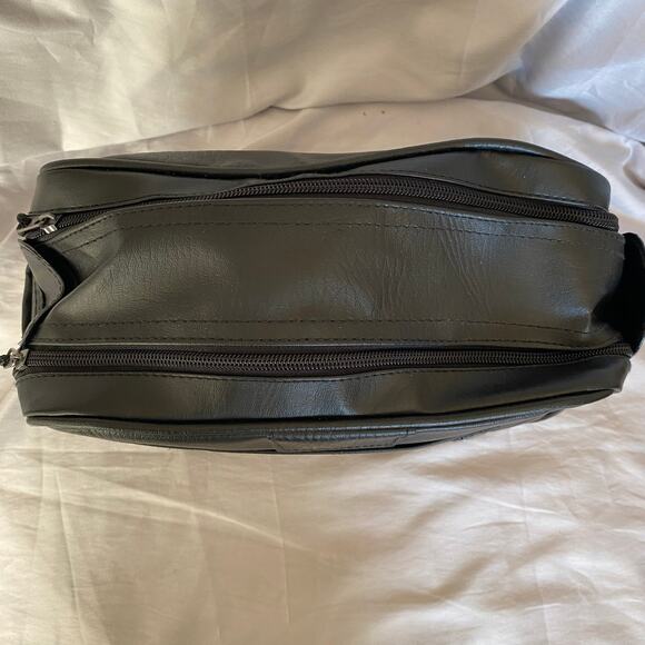 Vince Camuto Black Toiletry Make Up Bag NWOT Vacation Travel Gift - Picture 4 of 9